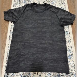 Lululemon Mens Metal Vent Tech short-sleeve shirt - Size: M, Color: Gray pattern